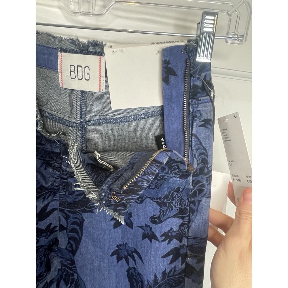 NWT BDG Urban Outfitter Women's Ruched Dipped V Flare Jeans Sz 24 Dragon Floral - Picture 6 of 12